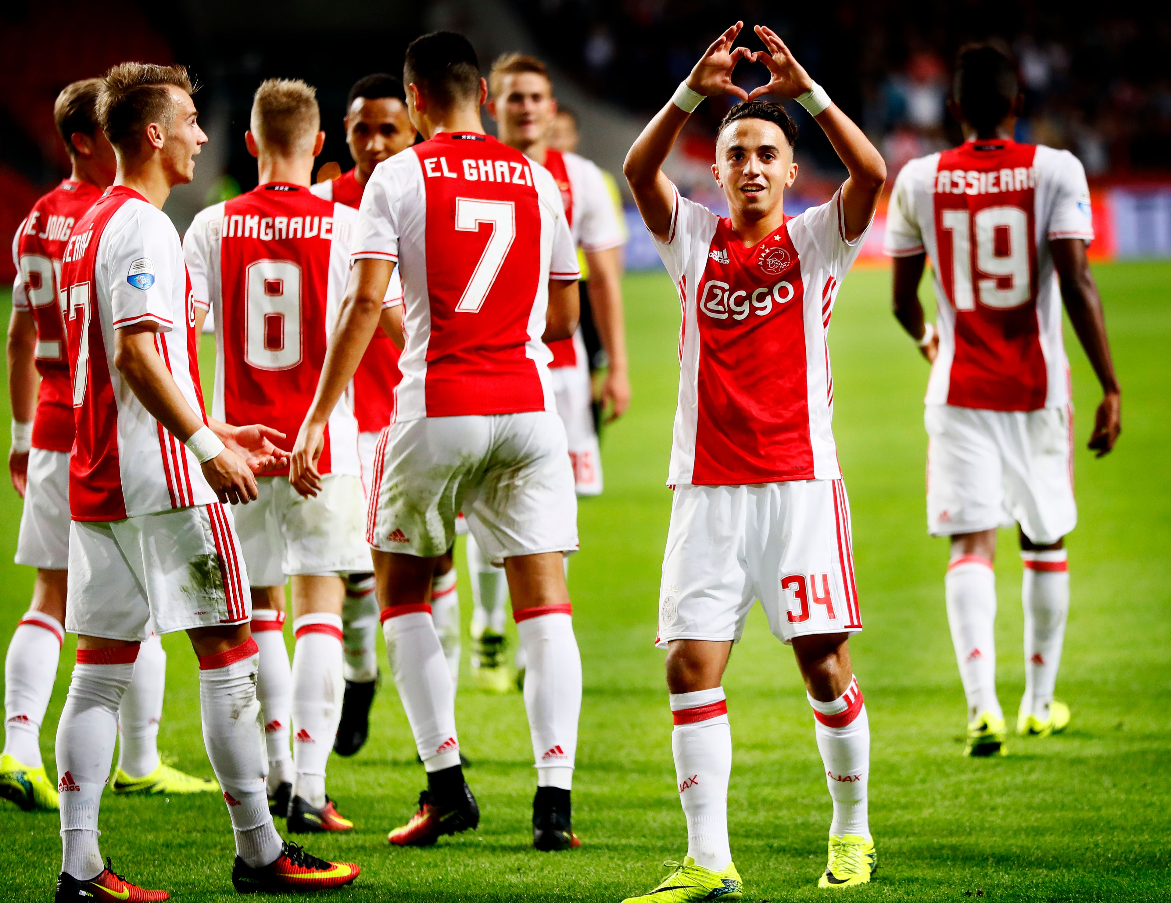 Ajax - Willem II, 21 september 2016: Abdelhak Nouri maakt een hartgebaar na de 5-0 overwinning op Willem II.